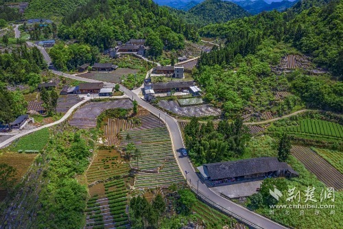 宣恩縣椒園集鎮(zhèn)至鑼圈巖段公路，全長(zhǎng)8公里，途經(jīng)椒園村、涼風(fēng)村、鑼圈巖村，該公路建成既有效帶動(dòng)沿線煙葉等產(chǎn)業(yè)發(fā)展，又是曜天眼景區(qū)的