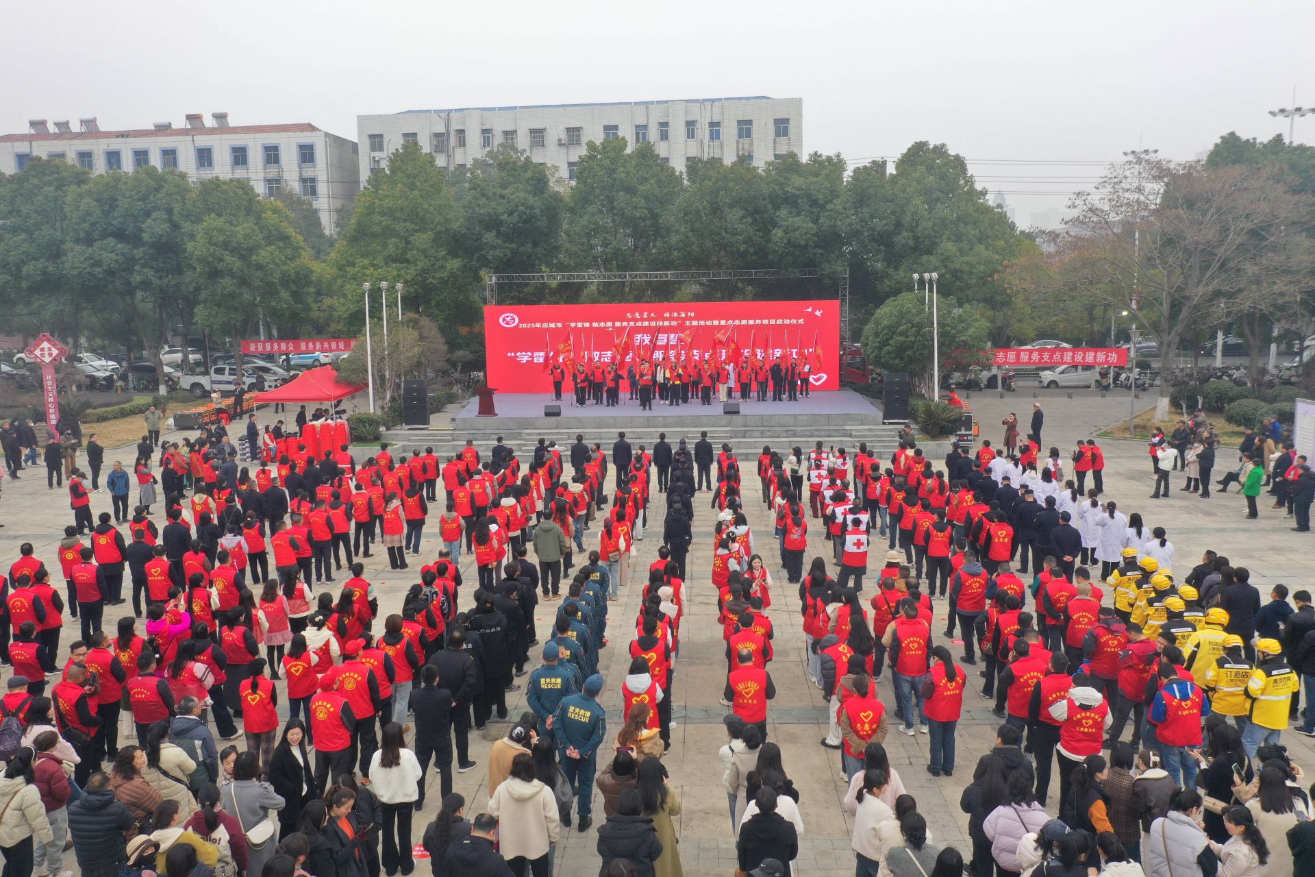 活動(dòng)現(xiàn)場(chǎng)，還舉行了新就業(yè)志愿服務(wù)隊(duì)授旗儀式  孫縉攝.jpg.jpg